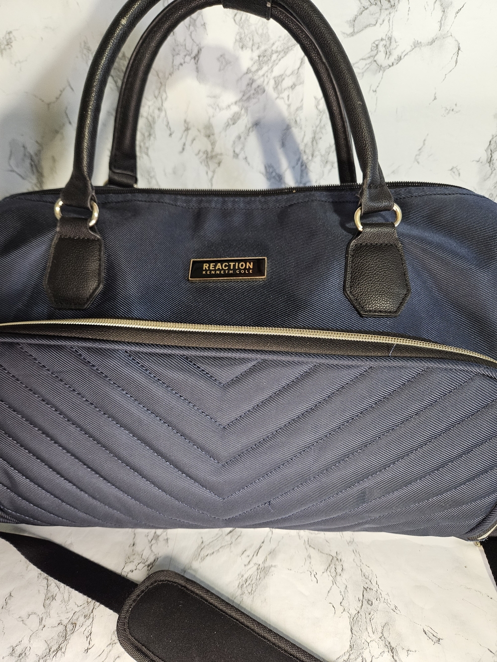 Kenneth
Cole Reaction
"No Bag Deal'
Navy Blue